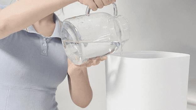 Процесс заливки воды в увлажнитель воздуха Xiaomi Beautitec Evaporative Humidifier SZK-A300