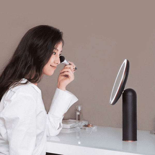 Пример использования зеркала для макияжа Xiaomi Amiro Mirror Makeup